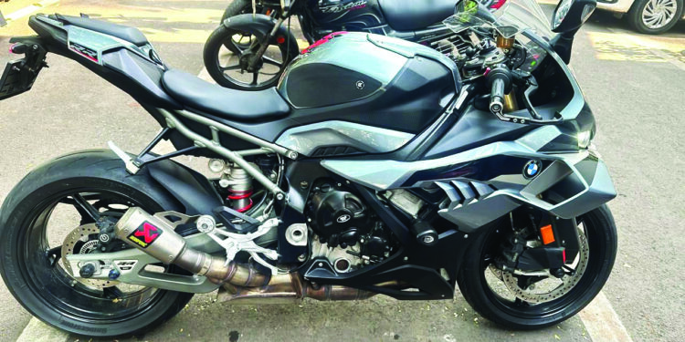 बाईकर्सना पोलिसांनी शिकवला धडा