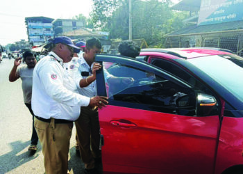 काळ्या काचा लावणाऱ्यांना दणका