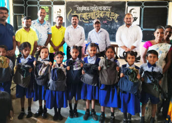 मायणी शाळेला शैक्षणिक साहित्याची भेट