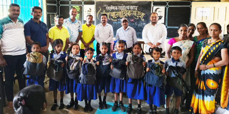 मायणी शाळेला शैक्षणिक साहित्याची भेट