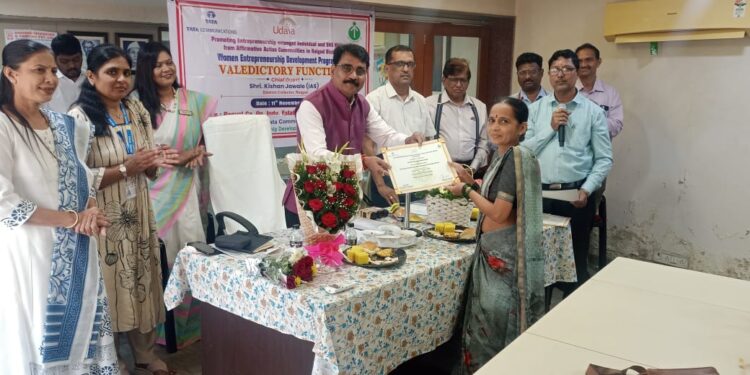 उद्यमशीलतेतून महिलांनी सक्षम व्हावे: जिल्हाधिकारी किशन जावळे