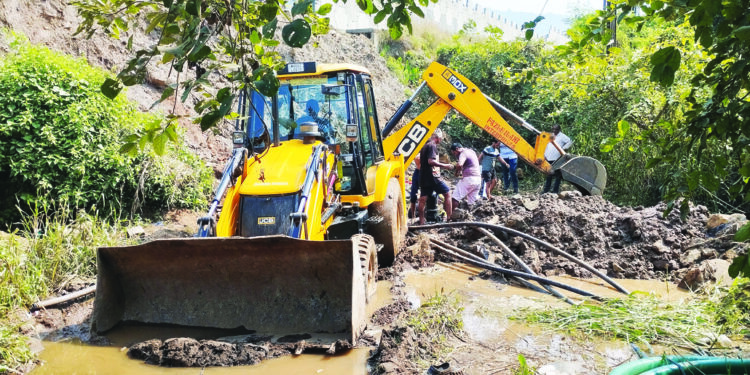 जेसडब्लूकडून जलवाहिनीच्या दुरुस्तीचे काम सुरू
