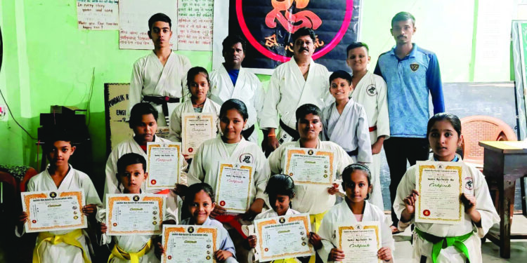 कराटे बेल्ट परीक्षेत मुलींची उल्लेखनीय कामगिरी