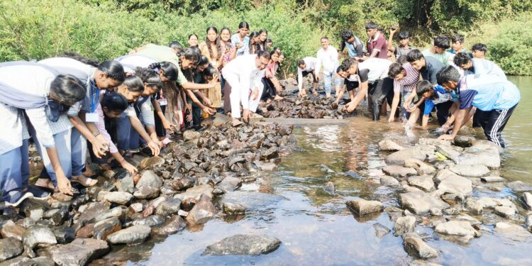 विद्यार्थ्यांनी श्रमदानातून बांधला बंधारा