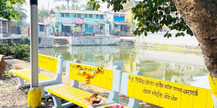 मोठेभोम बसथांब्यावर प्रवाशांसाठी आसन व्यवस्था