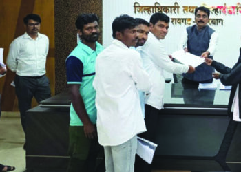 रस्त्यासाठी उपोषणाच्या पवित्र्यात