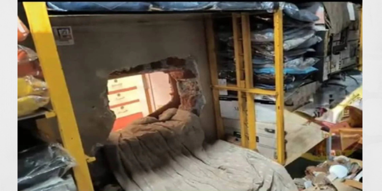 बोगदा खोदून ज्वेलर्सवर दरोडा