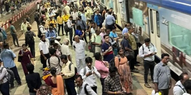 रेल्वे कर्मचाऱ्यांचे आंदोलन प्रवाशांच्या जीवावर