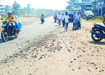 महामार्गावर खडीचे साम्राज्य