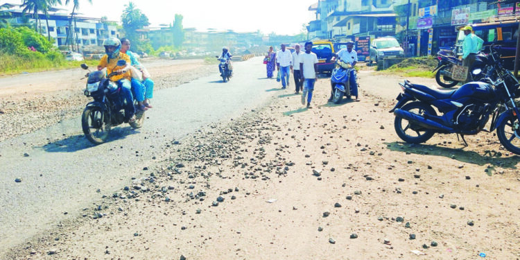 महामार्गावर खडीचे साम्राज्य
