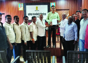 पीक विम्यासाठी शेतकऱ्यांचे उपोषण