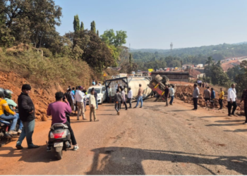 हातखंबा येथे टँकर पलटी