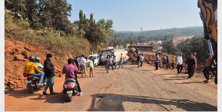 हातखंबा येथे टँकर पलटी