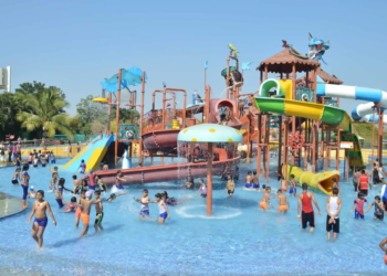 खासगी शाळा-क्लासेसचा ‌‘रिसॉर्टी’ धंदा