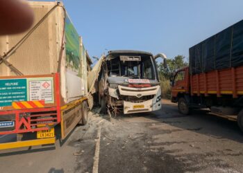 मुंबई – गोवा महामार्गावर भीषण अपघात; १ ठार,१० जखमी