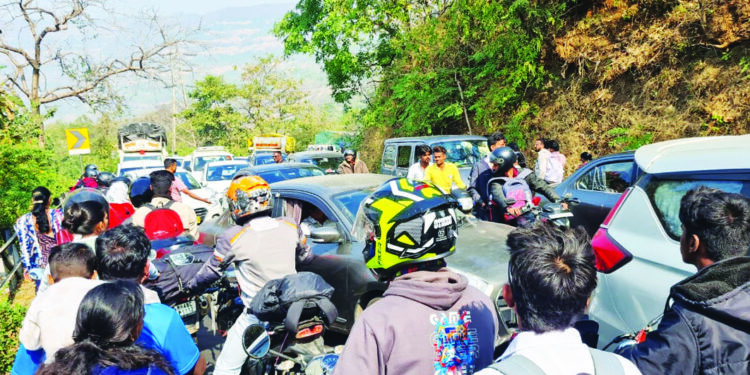 रायगडातील सर्व महामार्ग, रस्ते जाम