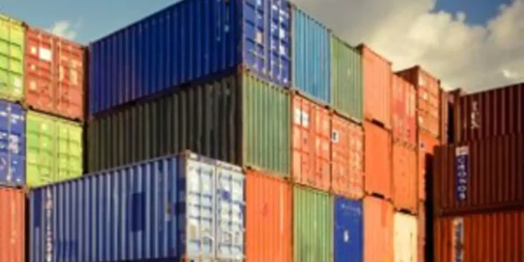 जप्त कंटेनर अनेक वर्षांपासून धूळखात