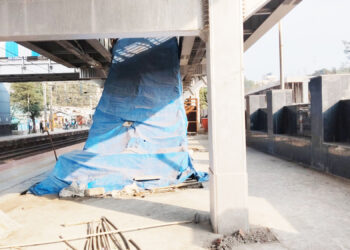 नेरळ स्थानकातील सरकता जिना धुळखात