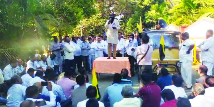 मिनिडोअर धारकांची जिल्हाधिकारी कार्यालयावर धडक