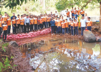 श्रमदानातून बांधला वनराई बंधारा