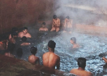 उन्हेरे गरम पाण्याच्या कुंडावर गर्दी