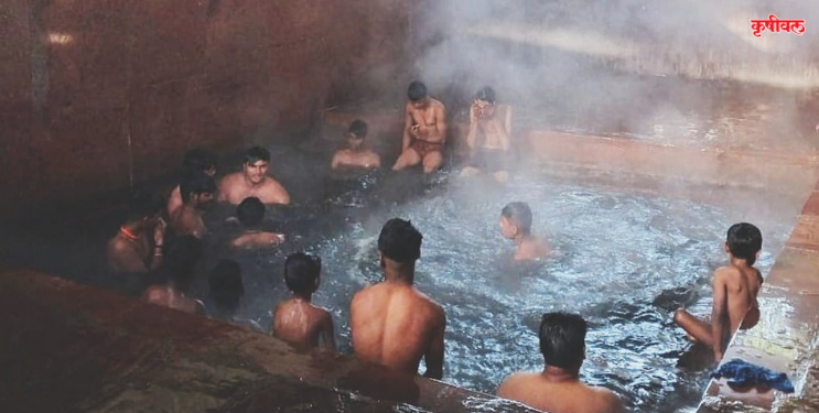 उन्हेरे गरम पाण्याच्या कुंडावर गर्दी