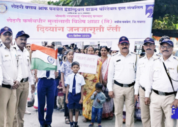 वाहतूक पोलिसांतर्फे दिव्यांग मुलांना कॅडबरी वाटप