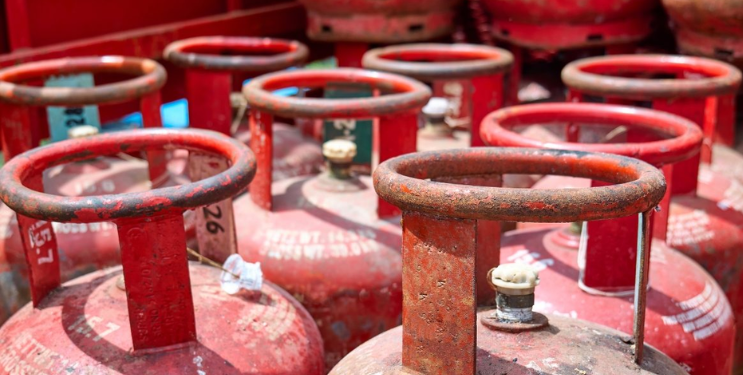 गॅस सिलेंडरचा अवैध साठा जप्त