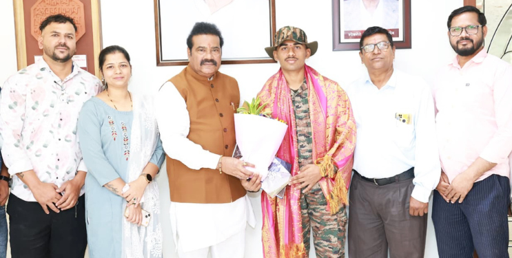 सारडेचा स्वप्नोज म्हात्रे भारतीय सेनेत दाखल