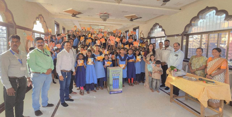 वाढदिवसानिमित्त शैक्षणिक साहित्य वाटप