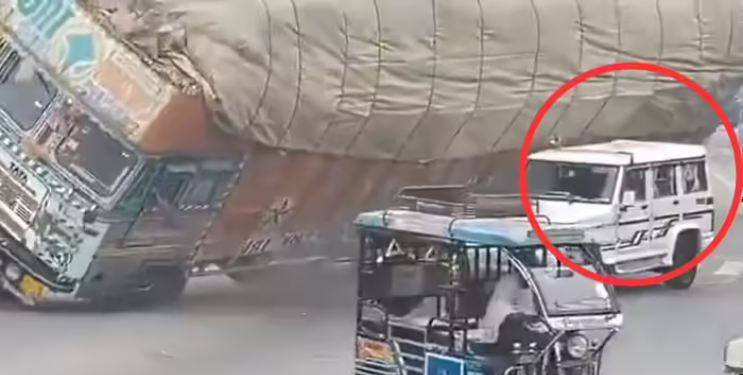 ट्रक बोलेरोवर उलटून अपघात