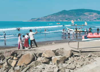 श्रीवर्धन समुद्रकिनारी पार्किंगचा अभाव