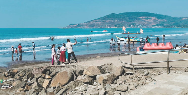 श्रीवर्धन समुद्रकिनारी पार्किंगचा अभाव