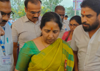 शाळेच्या नामकरणाबद्दल शिक्षणाधिकाऱ्यांशी चर्चा