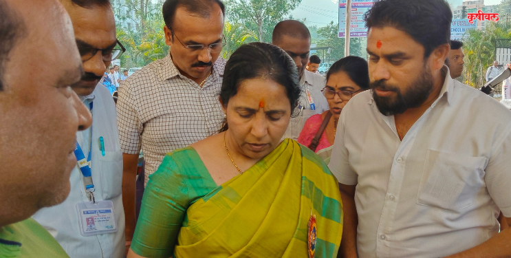 शाळेच्या नामकरणाबद्दल शिक्षणाधिकाऱ्यांशी चर्चा