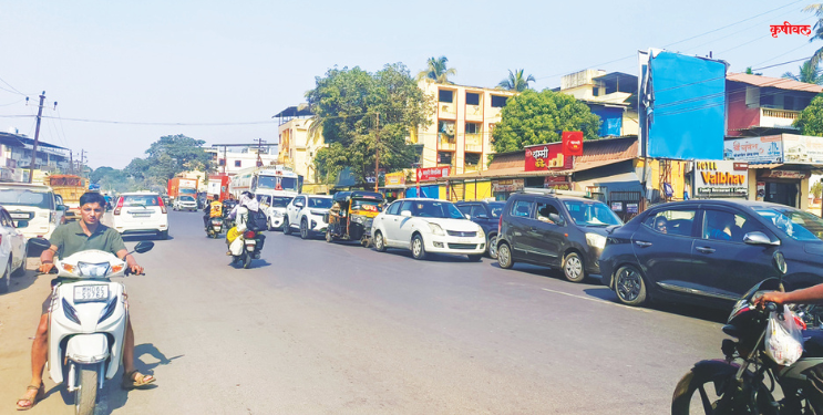 पर्यटक वाहतूक कोंडीच्या कचाट्यात