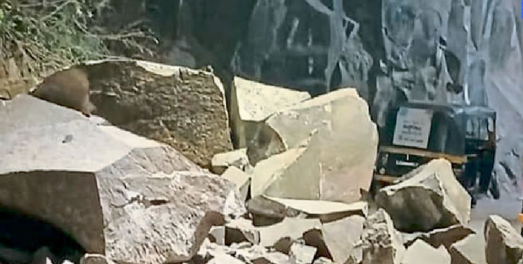 येरवड्यात रामनगर परिसरात दरड कोसळली