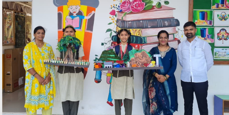 आरोही, अंजली यांचे वक्तृत्व स्पर्धेत यश