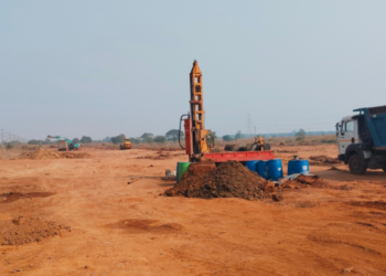 रेल्वे कारशेडसाठी मातीचे ढीग