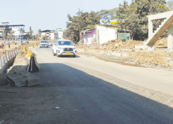 गतिरोधकांविना सर्व्हिस रोड