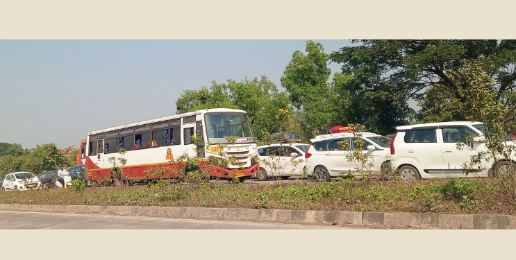 वाहतूक कोंडी सोडविण्यासाठी पोलिसांचे प्रयत्न