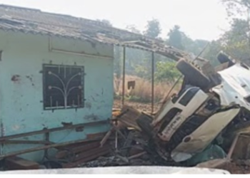 वरंडोली येथे कार शेतकऱ्याच्या घरात घुसली