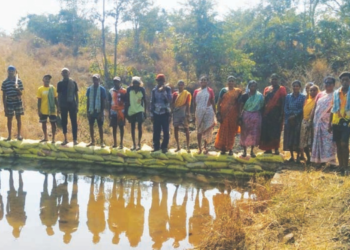श्रमदानातून बांधला वनराई बंधारा