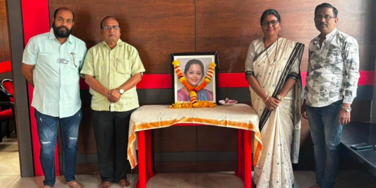 शेतकरी भवन येथे स्व. ॲड. नमिता नाईक यांची जयंती साजरा