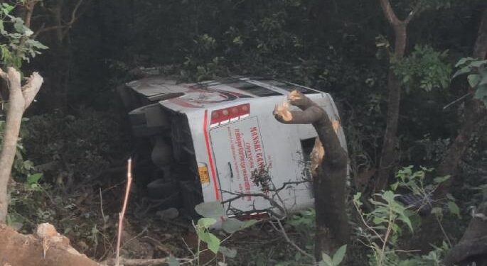 आंबा घाटात खाजगी बस दरीत कोसळली