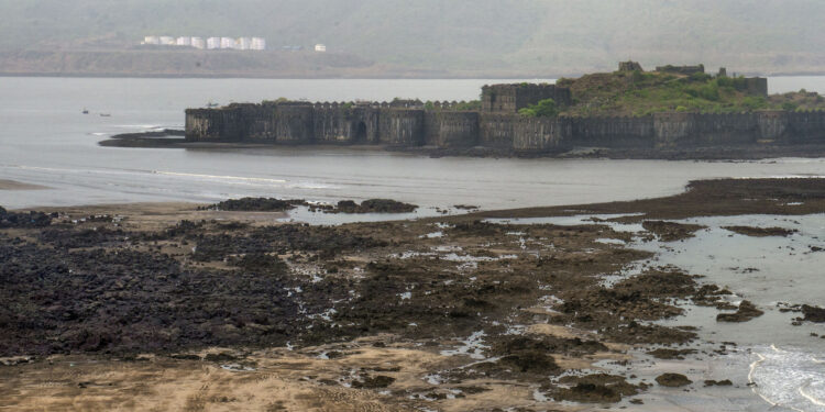 संभाजीराजांच्या स्वारीचे साक्षीदार; जंजिऱ्याच्या सेतूचे दगड आजही किनाऱ्यावर