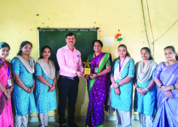 खांब शाळेला आदर्श शाळा पुरस्कार