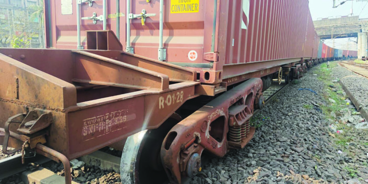 मालगाडी घसरल्याने रेल्वे वाहतूक विस्कळीत