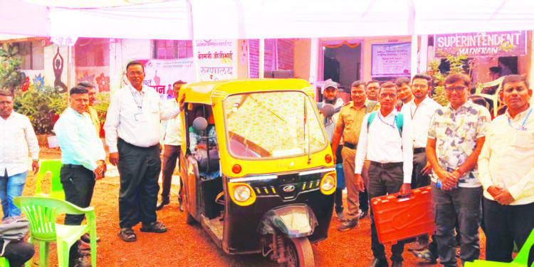 निवडणुकीच्या कामात ई-रिक्षा, रुग्णवाहिका दिमतीला