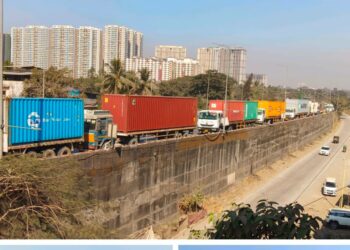 ट्रेलर, ट्रकच्या रांगा